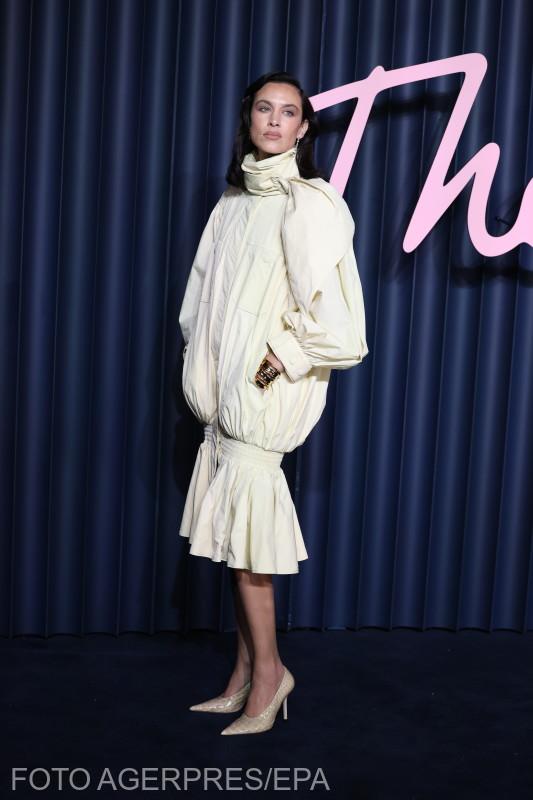 Alexa Chung purtând culoarea anului 2026, Cloud Dancer