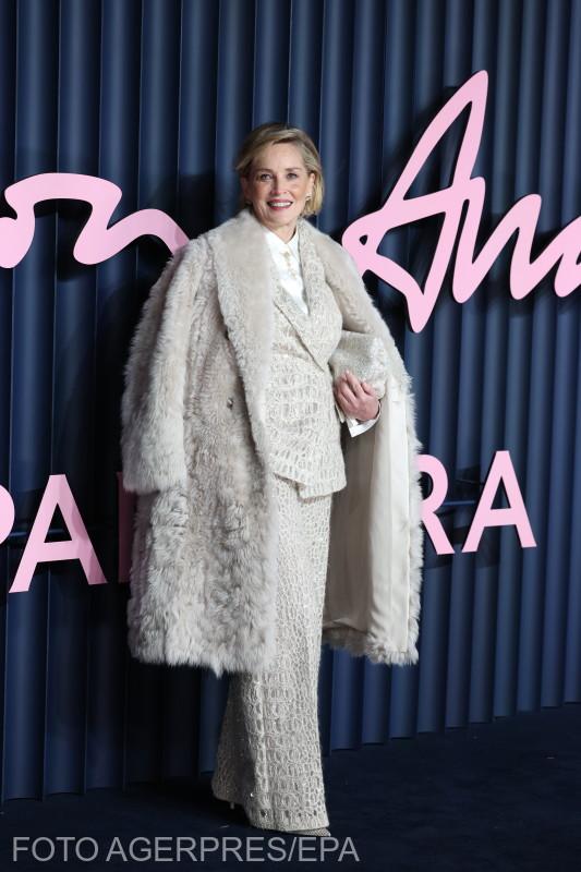 Sharon Stone purtând culoarea anului 2026, Cloud Dancer