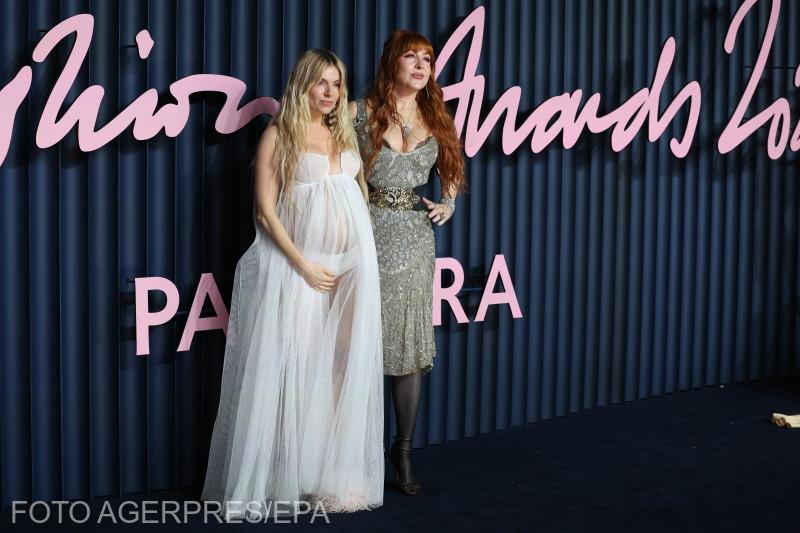 Sienna Miller (stânga) purtând culoarea anului 2026, Cloud Dancer