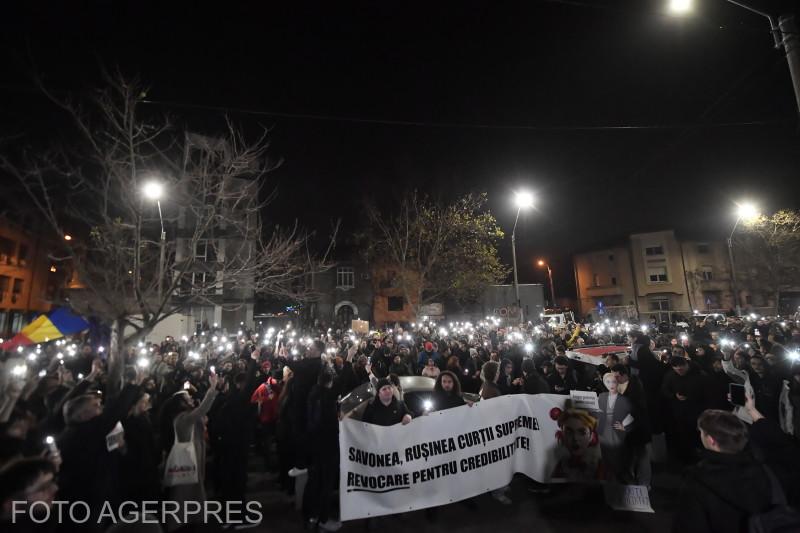 Protestatari în timpul manifestației spontane din București, în fața sediului CSM. Se solicită independența justiției. Sursa foto: Agerpres