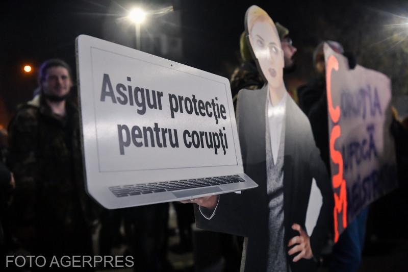 Pancarte folosite de protestatari în timpul manifestației spontane din București, în fața sediului CSM. Se solicită independența justiției. În imagine, șefa ÎCCj, Lia Savonea. Sursa foto: Agerpres