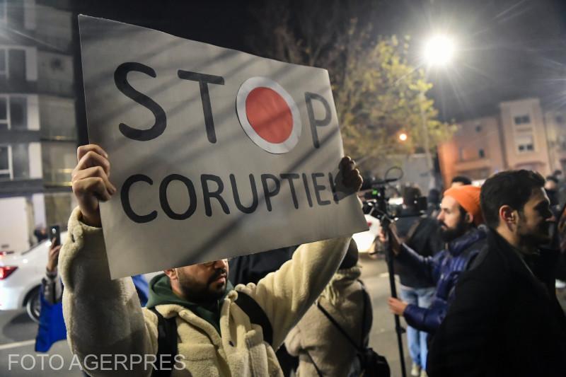 Protestatari în timpul manifestației spontane din București, în fața sediului CSM. Se solicită independența justiției. Sursa foto: Agerpres