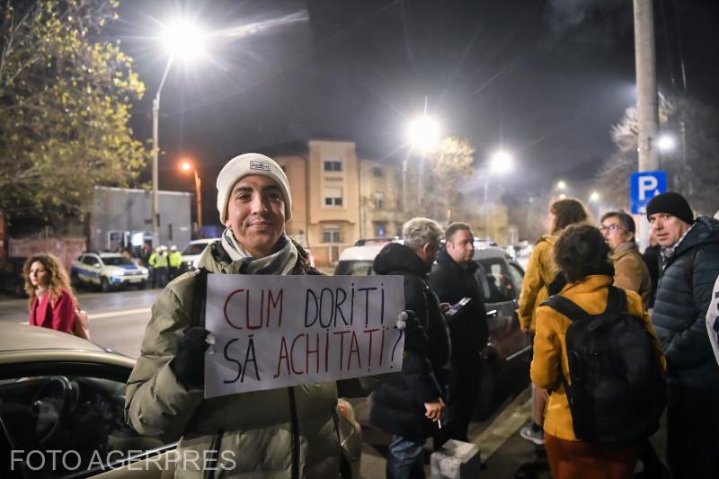 Protestatari în timpul manifestației spontane din București, în fața sediului CSM. Se solicită independența justiției. Sursa foto: Agerpres