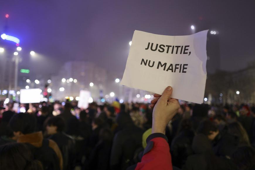 Nou protest în București pentru schimbările din justiție. Sute de persoane în Piața Victoriei: „M-a sunat Lia, mă duc să vorbesc”
