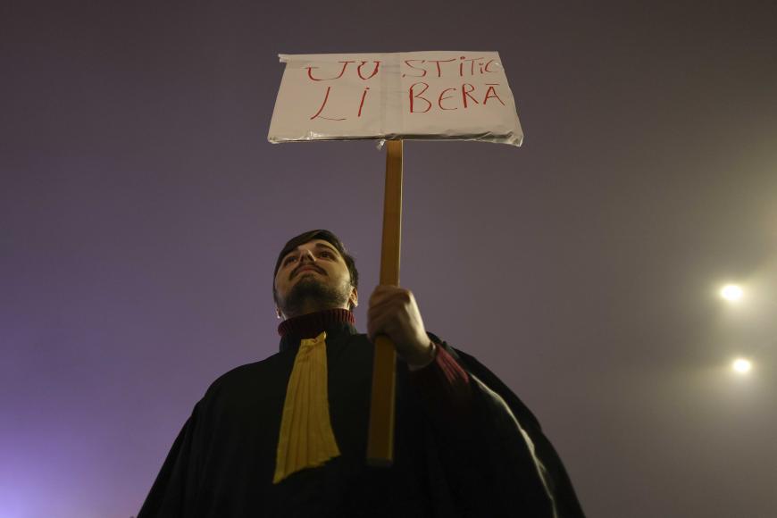 Nou protest în București pentru schimbările din justiție. Sute de persoane în Piața Victoriei: „M-a sunat Lia, mă duc să vorbesc”