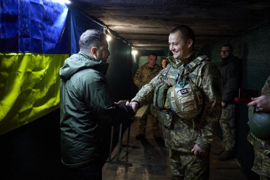Președintele ucrainean Volodimir Zelenski, în vizită pe linia frontului în orașul ucrainean Kupiansk, aflat sub asediu
