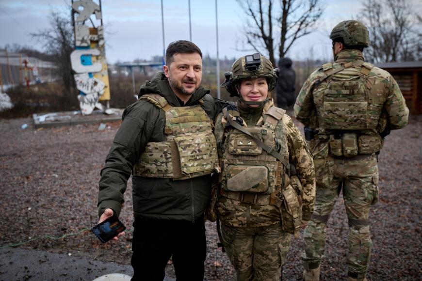 Președintele ucrainean Volodimir Zelenski, în vizită pe linia frontului în orașul ucrainean Kupiansk, aflat sub asediu