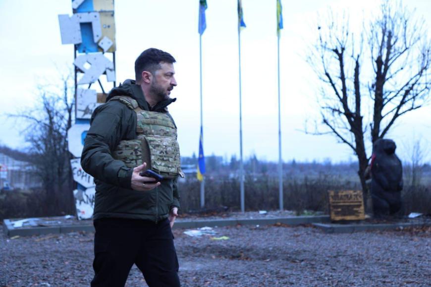 Președintele ucrainean Volodimir Zelenski, în vizită pe linia frontului în orașul ucrainean Kupiansk, aflat sub asediu