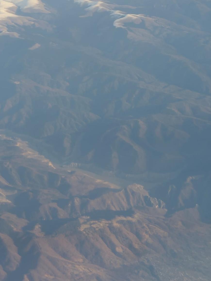 Cum se vede din avion barajul Vidraru aproape secat? 