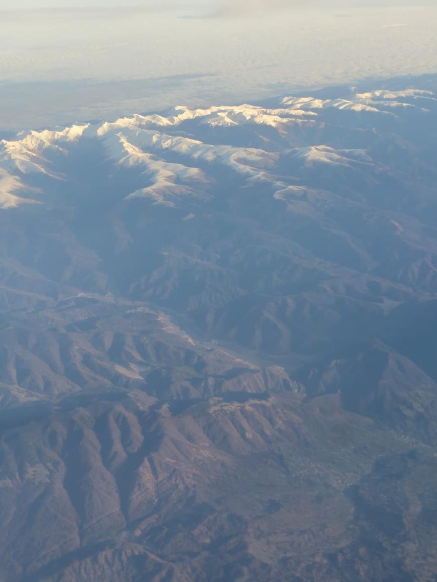 Cum se vede din avion barajul Vidraru aproape secat? 