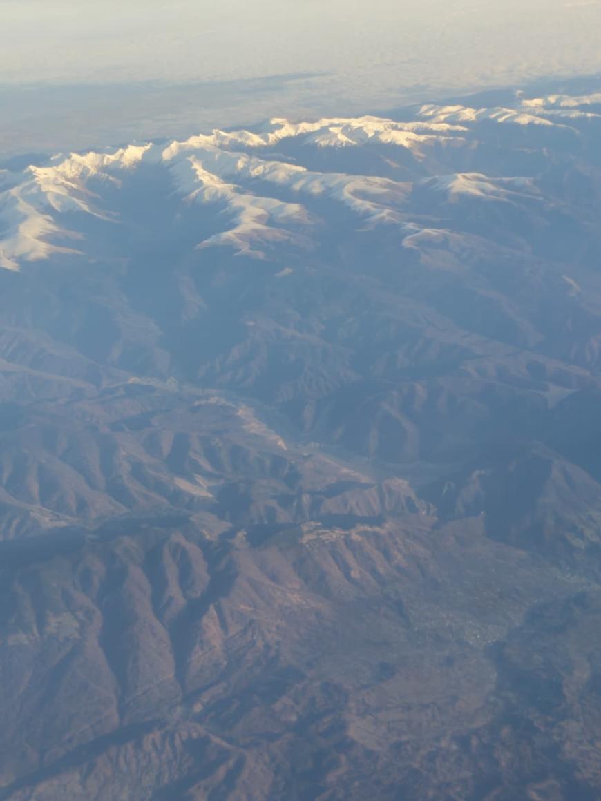 Cum se vede din avion barajul Vidraru aproape secat? 