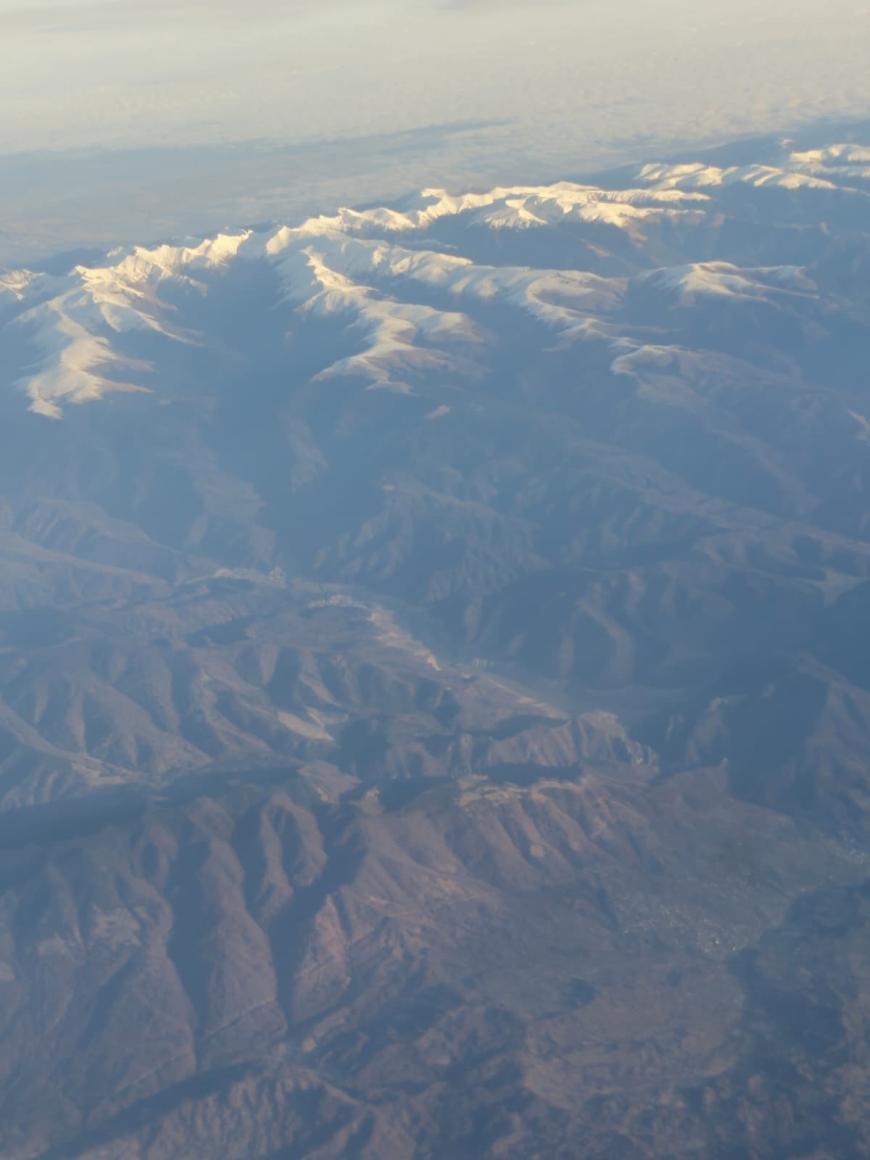 Cum se vede din avion barajul Vidraru aproape secat? 