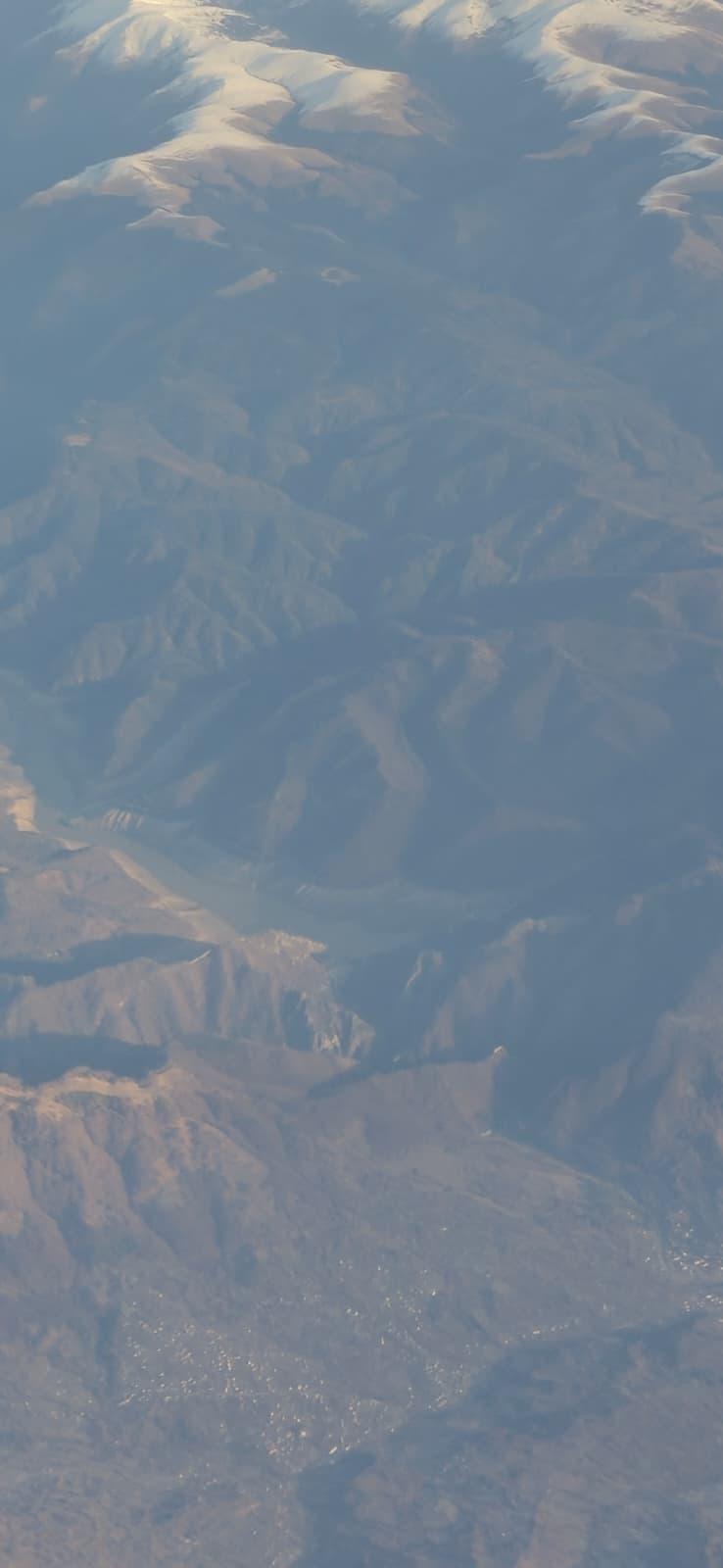 Cum se vede din avion barajul Vidraru aproape secat? 