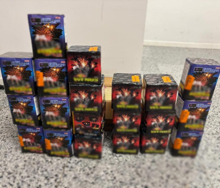 O femeie din Cluj i-a vândut petarde unui poliţist sub acoperire. S-a ales cu dosar penal și confiscarea a 1.700 kg de articole pirotehnice