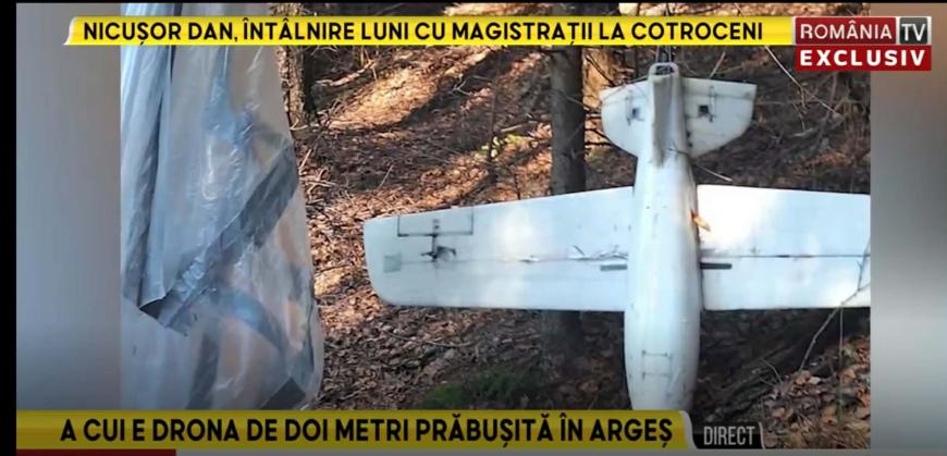 Dronă de mari dimenisuni prăbușită în Argeș. A fost găsită agățată în copacii de pe muntele Strâmtu, comuna Lerești