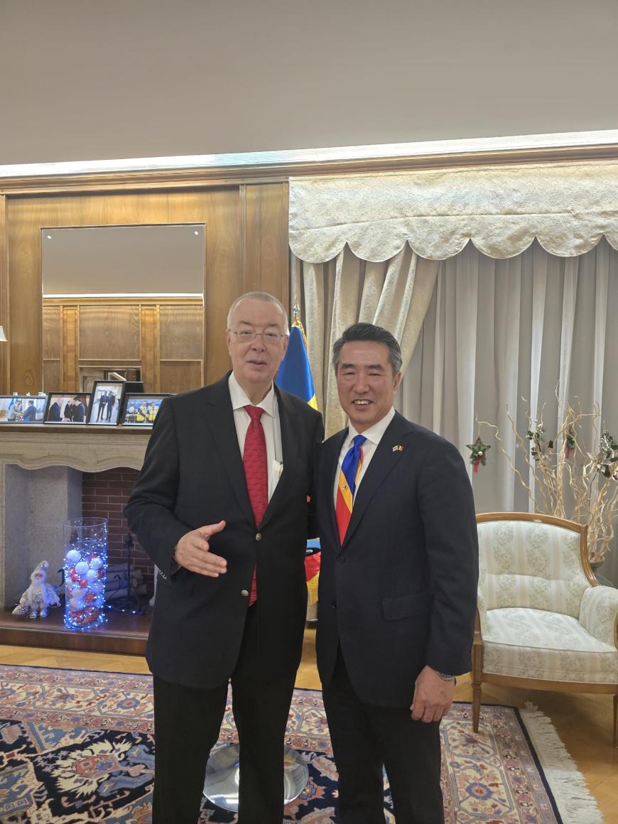 Ambasadorul Republicii Coreea în România, E.S. Rim Kap-soo, Bogdan Chirieac, analist politic. 