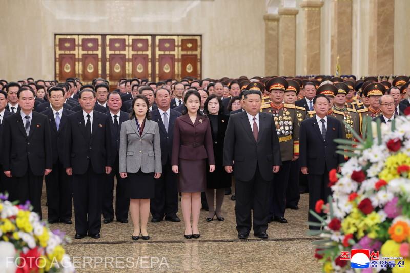 Liderul nord-coreean Kim Jong Un (dreapta), fiica sa Kim Ju Ae (centru) și soția Ri Sol-ju (stânga) vizitând Palatul Soarelui Kumsusan din Phenian, Coreea de Nord, la 1 ianuarie 2026. Omagiu adus de Jong Un bunicului său, fondatorul statului Kim Il-sung, și tatălui său, fostul lider Kim Jong-i, de Anul Nou (fotografie publicată de Agenția Centrală de Știri Coreeană (KCNA). Sursa foto: Agerpres
