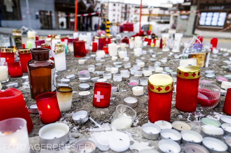 Lumânări în fața clubului Le Constellation, Crans-Montana, Elveția. Sursa foto: Agerpres