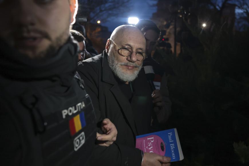 Cristian Andrei este escortat de politisti in sediul Serviciului de Investigatii Criminale, in Bucuresti, 28 ianuarie 2026. 

Inquam Photos / George Călin