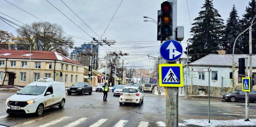 Traficul din Chișinău, dat peste cap, după ce semafoarele s-au oprit. Foto: Facebook Poliția Republicii Moldova