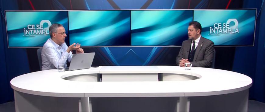 Europarlamentarul Claudiu Târziu, fondatorul platformei Acțiunea Conservatoare (ACT), fost copreședinte al AUR, și Răzvan Dumitrescu, moderatorul emisiunii „Ce se întâmplă?”.