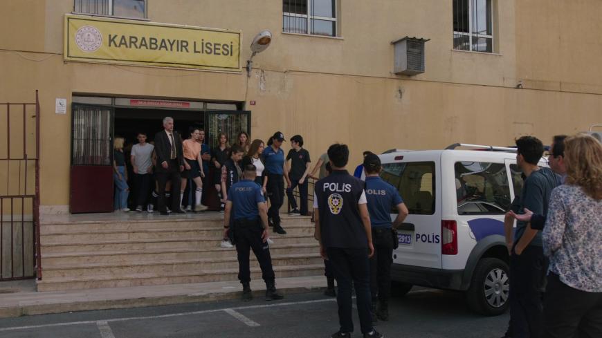 Când liceenii fac legea. În această seară, de la ora 20:00, în “O nouă șansă”