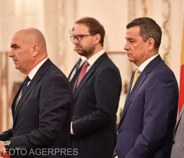 Premierul Ilie Bolojan (stânga), președintele PSD, Sorin Grindeanu (dreapta). În plan îndepărtat, președintele USR, Dominic Fritz. Sursa foto: Agerpres