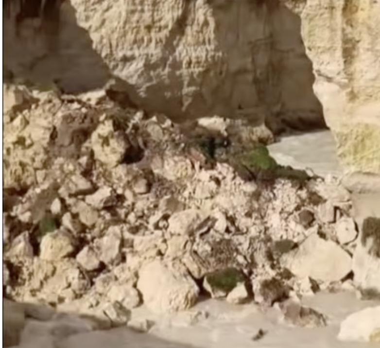 foto captură video Youtube/ Arcul Îndrăgostiților- după prăbușire