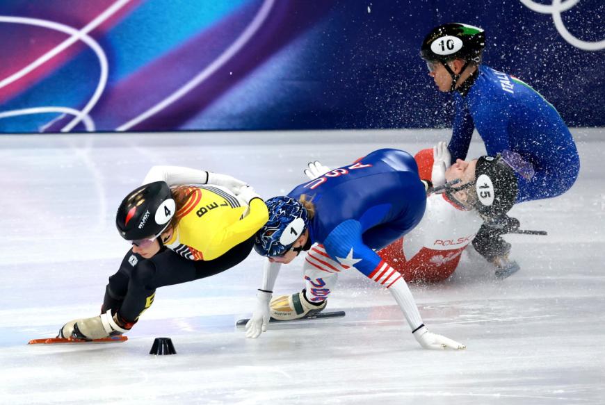 Incident în timpul probei feminine de 1500 de metri din cadrul Jocurilor Olimpice de iarnă de la Milano-Cortina. Sursa foto: Agerpres