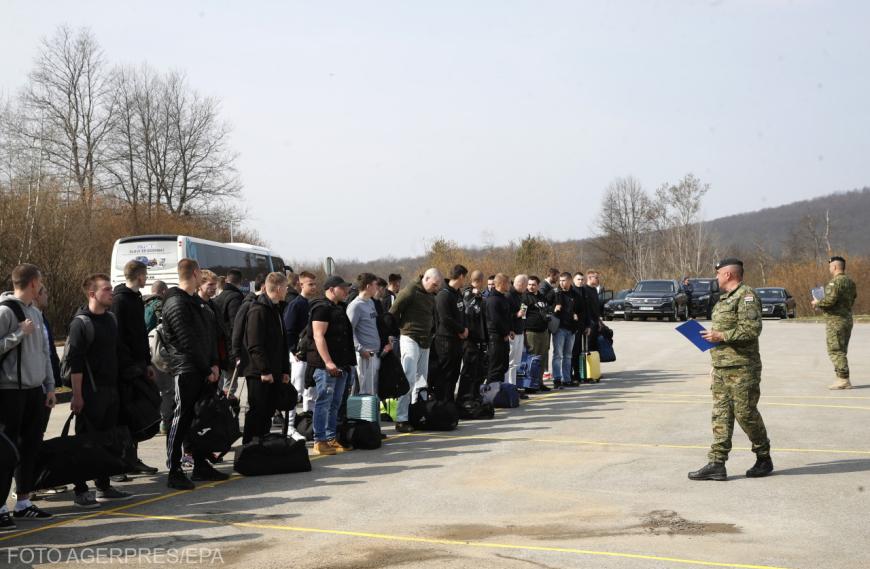 Tineri croați, prezenți la recrutare pentru serviciul miliar obligatoriu. Sursa foto: Agerpres