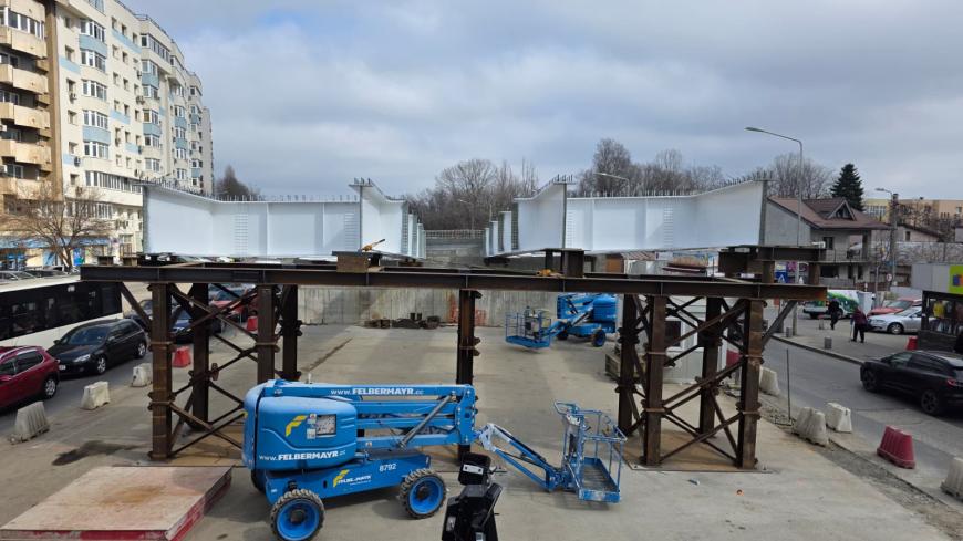 A început montarea tablierului metalic al pasajului Europa Unită. Băluță: „Va fi ultimul pe care o primărie îl va putea face!”