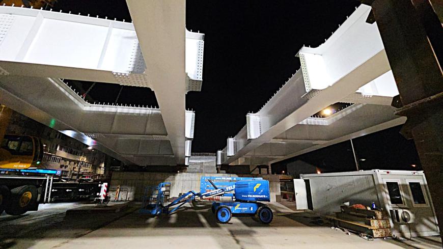 A început montarea tablierului metalic al pasajului Europa Unită. Băluță: „Va fi ultimul pe care o primărie îl va putea face!”