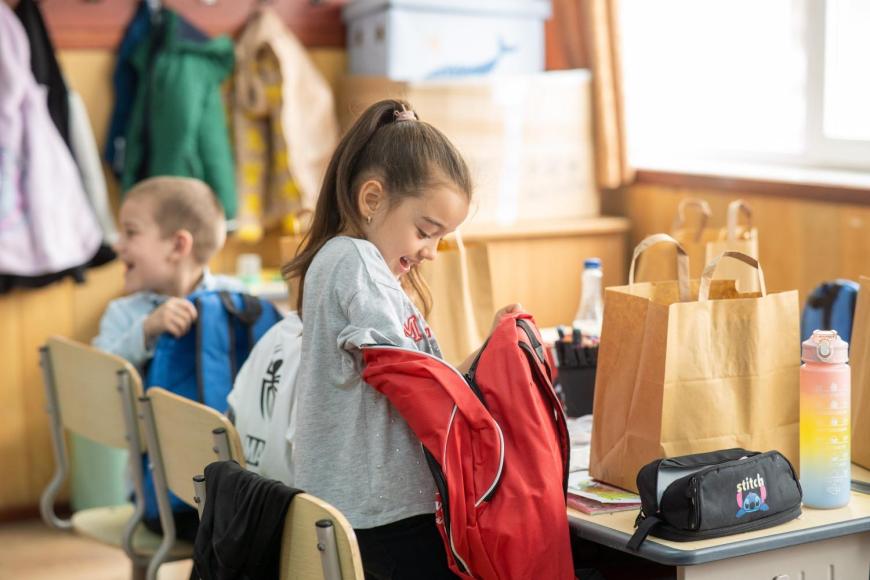 Ziua Meselor Școlare. Hrana care unește comunitatea: sute de copii, sprijiniți prin campania Fundației Carmistin