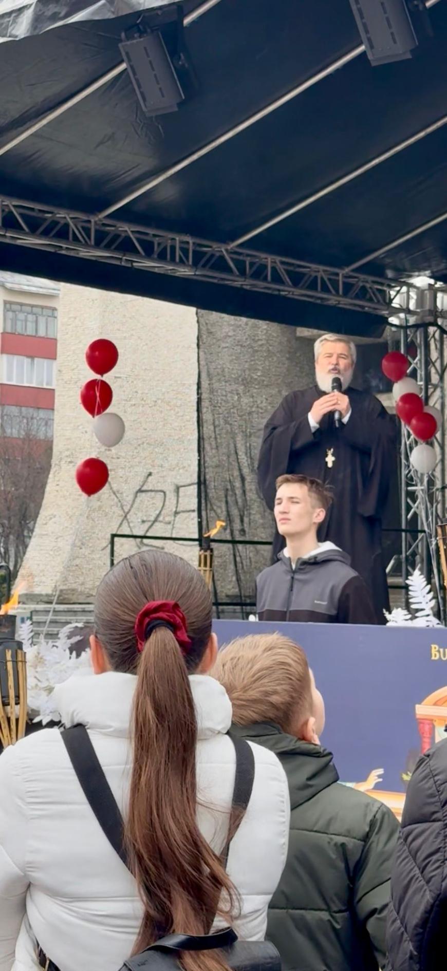 Duminică, la Suceava, părintele Vasile Ioana a primit cea mai importantă distincție a Arhiepiscopiei Sucevei și Rădăuților de la Înaltpreasfințitului Calinic. 