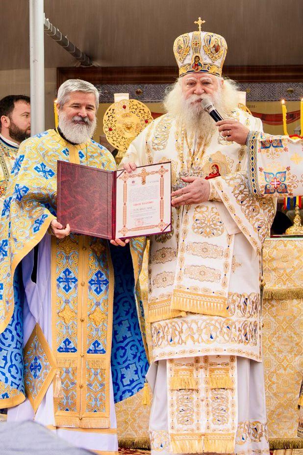 Duminică, la Suceava, părintele Vasile Ioana a primit cea mai importantă distincție a Arhiepiscopiei Sucevei și Rădăuților de la Înaltpreasfințitului Calinic. 