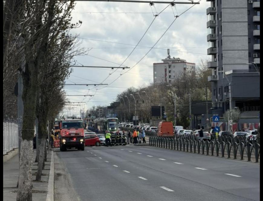 Accident cu cinci mașini și un scuter în Capitală. Trafic restricționat