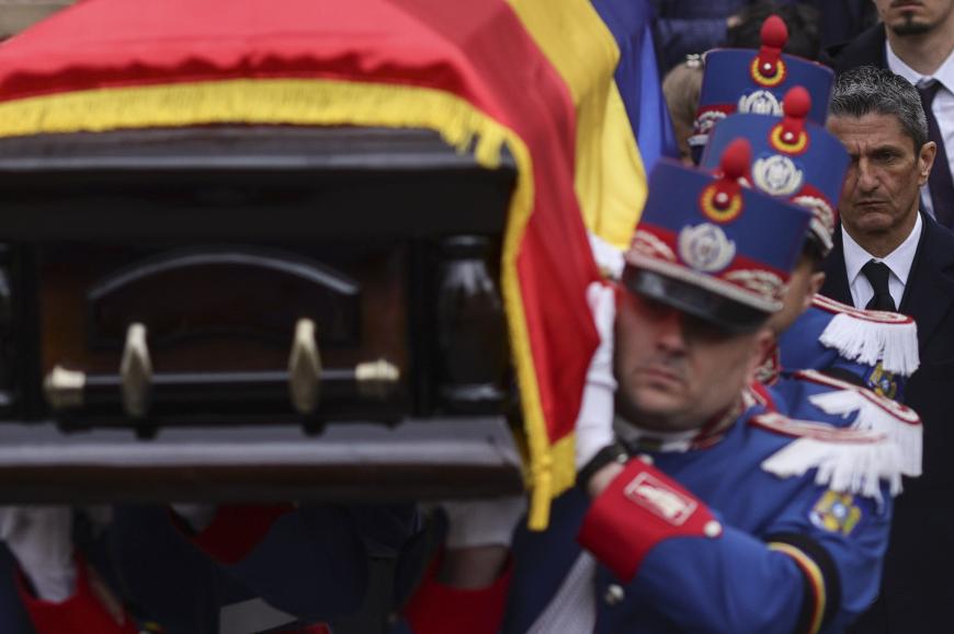 Sicriul lui Mircea Lucescu, purtat pe brațe de Garda de onoare, 10 aprilie 2026. Sursa foto: Inquam Photos / Octav Ganea
