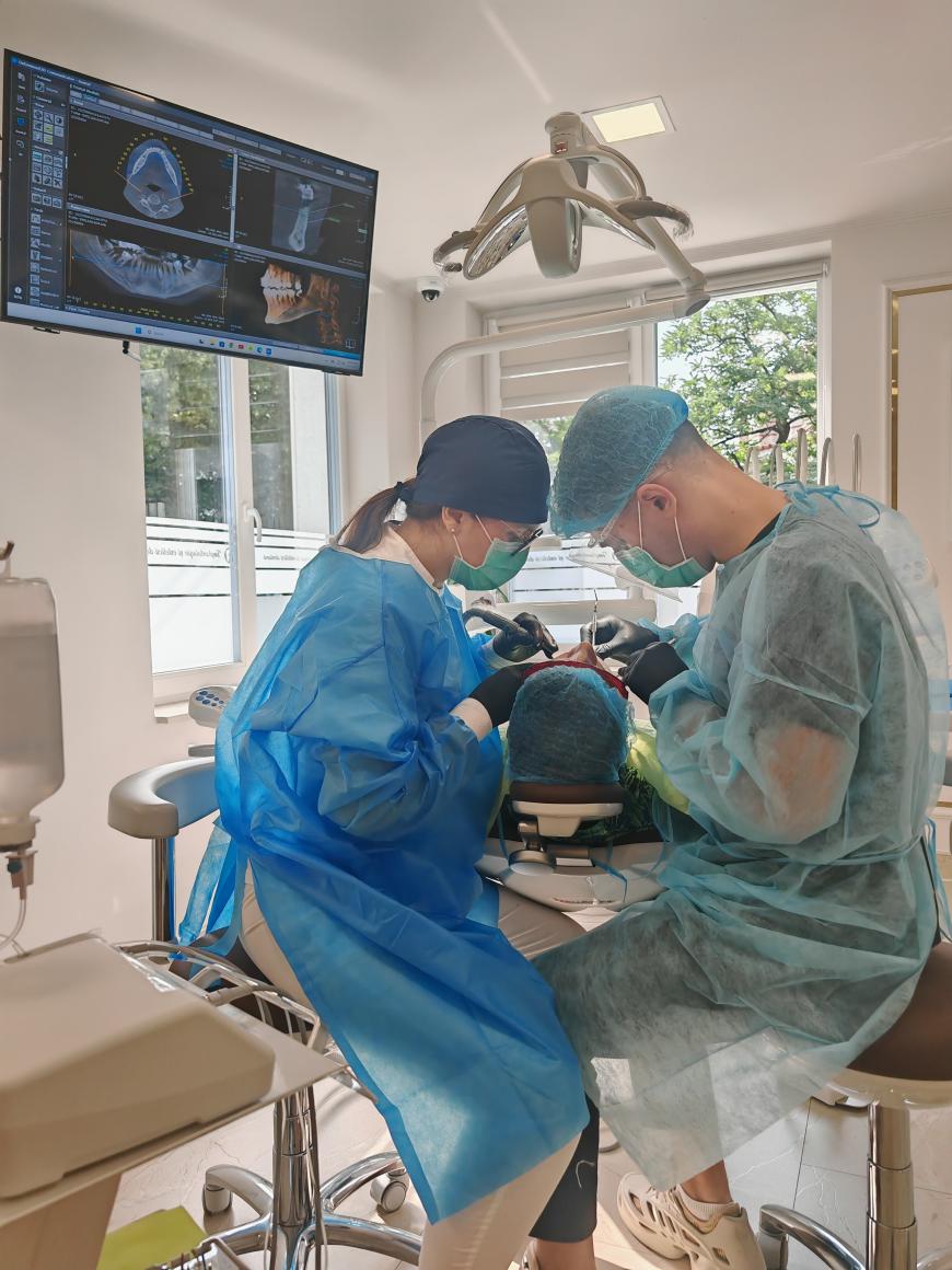 Cât costă un implant dentar în Cluj-Napoca în 2026: prețuri, factori de influență și ce spun specialiștii Dental Chic