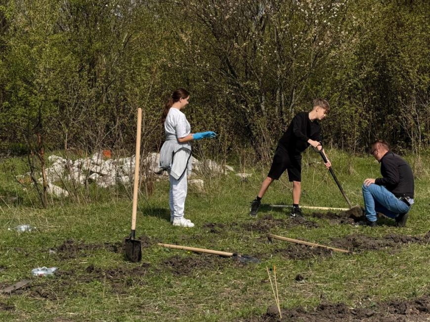 Viitorul prinde rădăcini la Otopeni: Sute de elevi au transformat o zi de voluntariat într-o lecție vie de ecologie plantând copaci FOTO și VIDEO