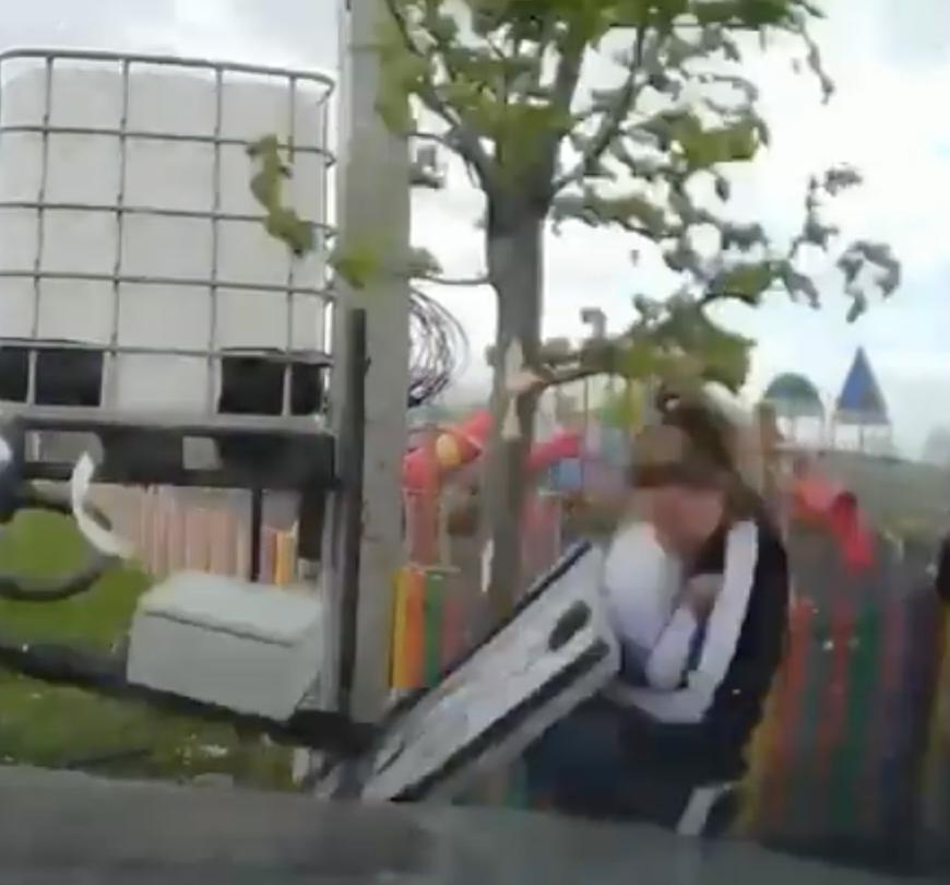 Vântul puternic deja face prăpăd, dar și victime în țară. FOTO/VIDEO Mamă și bebeluș, loviți de un stâlp doborât de vânt