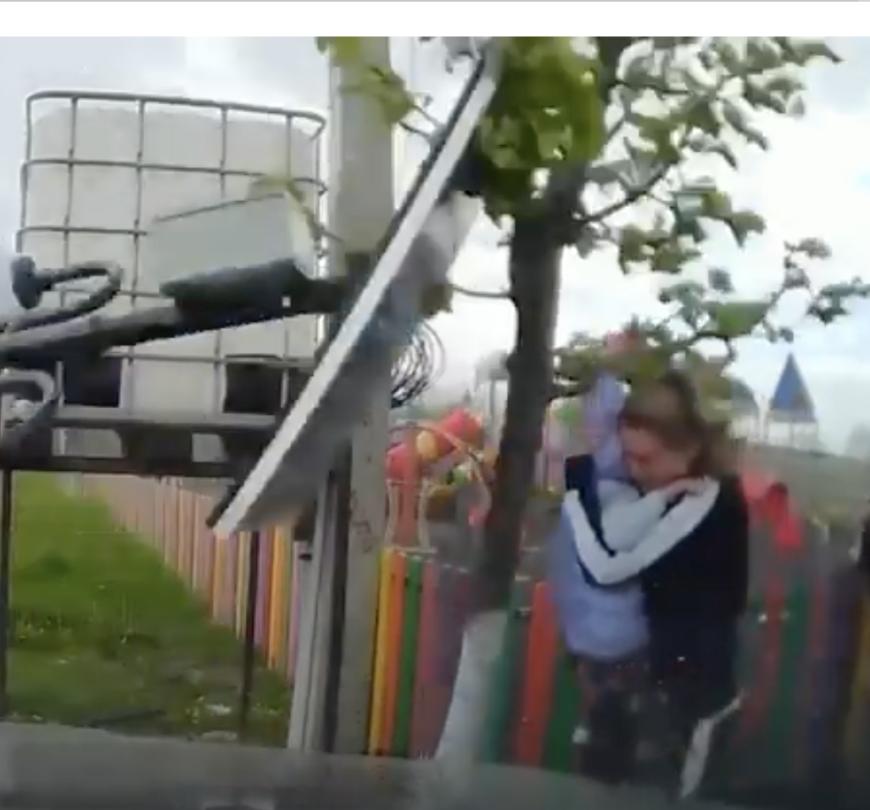 Vântul puternic deja face prăpăd, dar și victime în țară. FOTO/VIDEO Mamă și bebeluș, loviți de un stâlp doborât de vânt