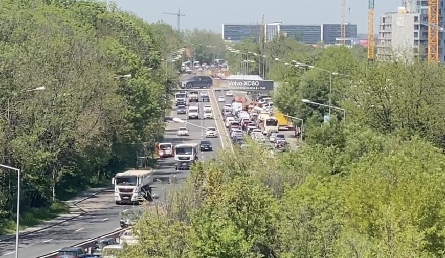 Arde o mașină pe DN1, direcția București - Otopeni. Tot traficul s-a oprit, s-au format deja coloane de mașini