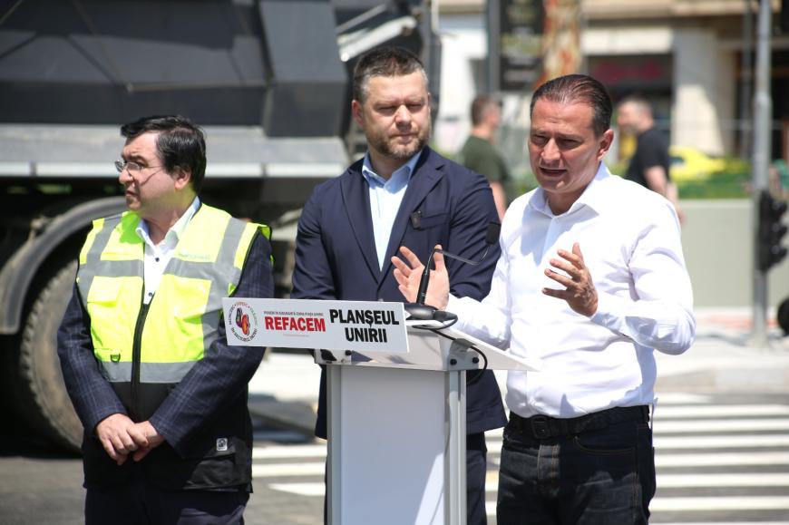 Prima etapă de refacere a Planșeului Unirii, din zona Hanului lui Manuc, s-a încheiat. În zilele următoare, se reia circulația dinspre strada Halelor spre Splaiul Independenței