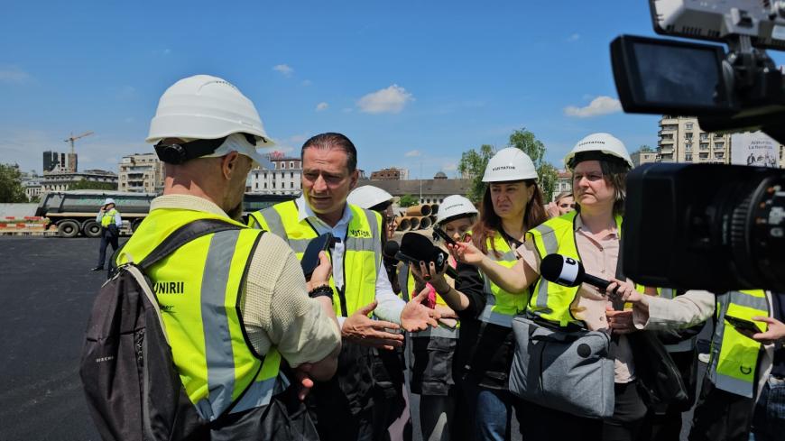 Prima etapă de refacere a Planșeului Unirii, din zona Hanului lui Manuc, s-a încheiat. În zilele următoare, se reia circulația dinspre strada Halelor spre Splaiul Independenței