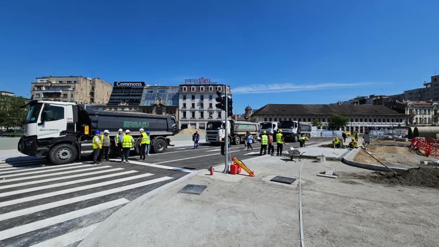 Prima etapă de refacere a Planșeului Unirii, din zona Hanului lui Manuc, s-a încheiat. În zilele următoare, se reia circulația dinspre strada Halelor spre Splaiul Independenței
