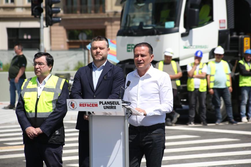 Prima etapă de refacere a Planșeului Unirii, din zona Hanului lui Manuc, s-a încheiat. În zilele următoare, se reia circulația dinspre strada Halelor spre Splaiul Independenței