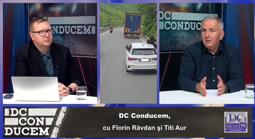 Captură video DC Conducem - DC News / Tinere stând pe portiera mașinii aflate în mers