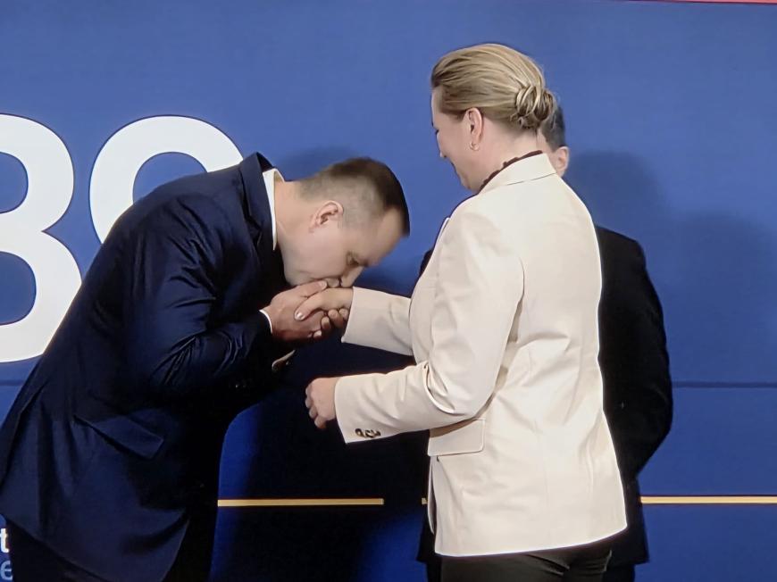 Karol Nawrocki, gest de față de Mette Frederiksen, premierul Danemarcei / foto în articol