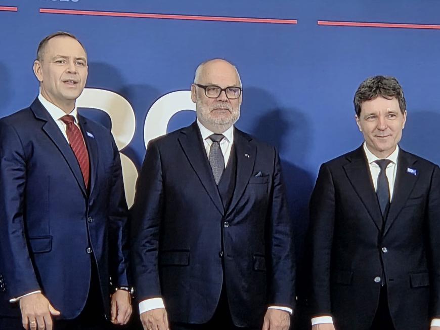Summitul B9, ce nu se vede la TV: Trimișii speciali ai DC News, Florin Răvdan și Vlad Roibu, informațiile momentului de la fața locului / video+foto