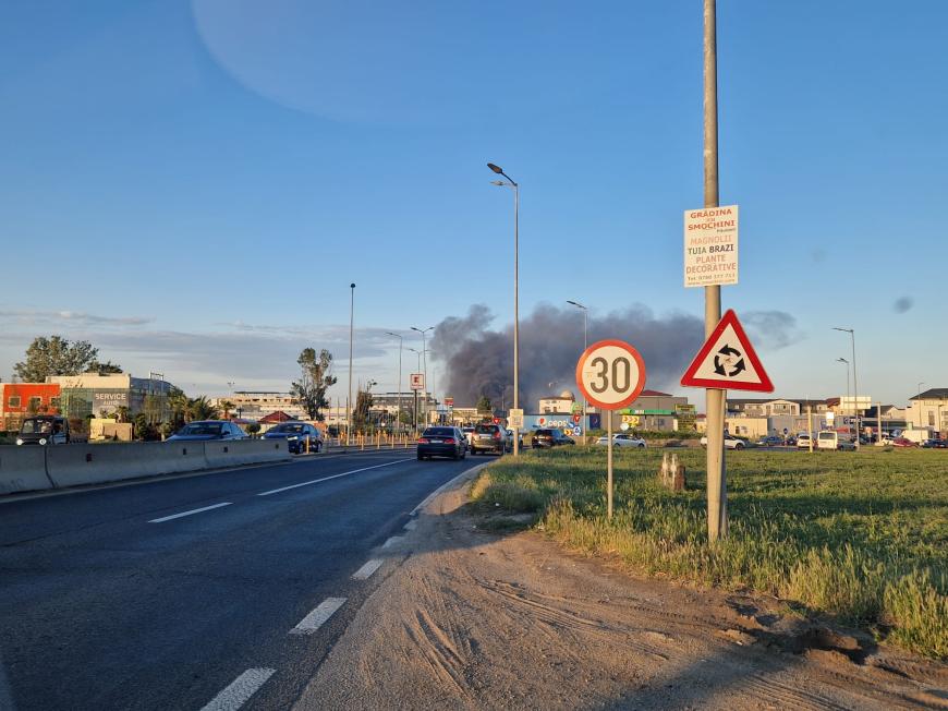INCENDIU la un depozit din Bragadiru! Sunt degajări mari de fum!